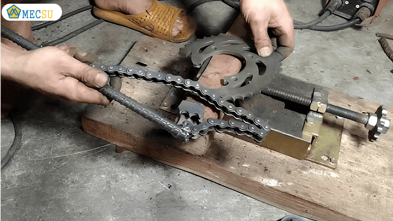 Ứng dụng cờ lê dây đai trong công việc sửa chữa điện tử